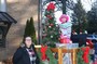 Jessica and her daughter help decorate the Rotary Flyer prior to the parade.